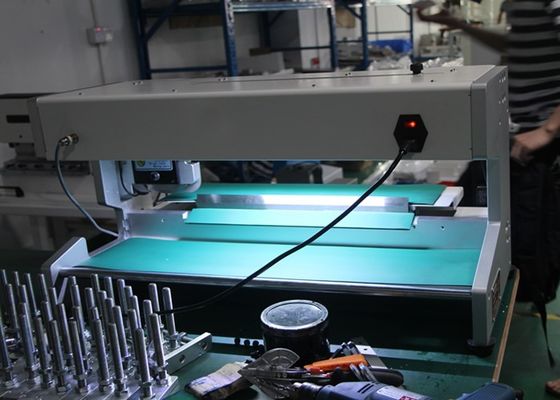 Un buen precio. V-Cut 400mm longitud de corte de hoja móvil tipo de máquina de separación de PCB en línea